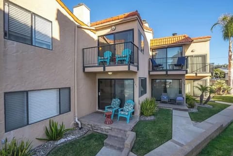 Take your pick from two delightful patios, where you can grab a chair, listen to the crashing waves, and soak up the glorious California sunshine.