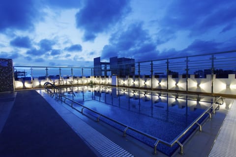 Indoor pool, sun loungers