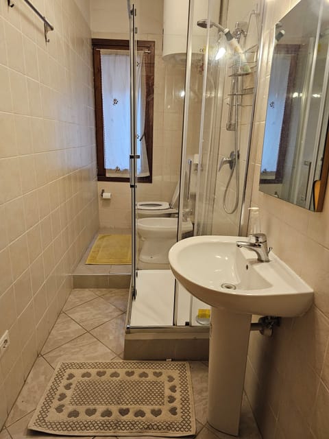 Comfort Triple Room | Bathroom | Soap, shampoo, toilet paper