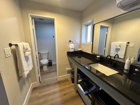 Basic Single Room | Bathroom | Shower, rainfall showerhead, free toiletries, hair dryer