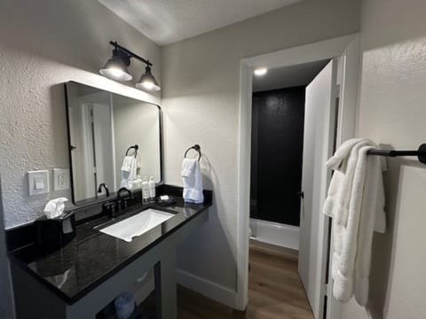 Classic Room | Bathroom | Shower, rainfall showerhead, free toiletries, hair dryer