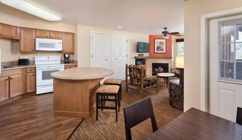 worldmark-big-bear-2-bedroom-kitchen-living-664x386_enhanced