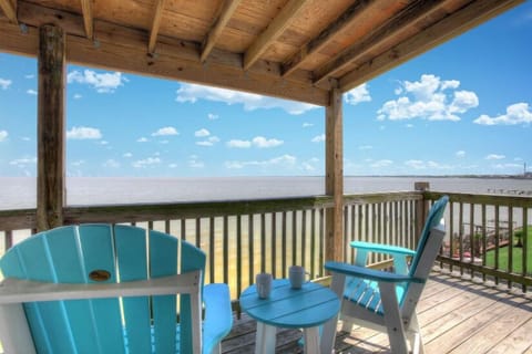 W.O.W.!  Check out this cool deck over the water.  Doesn't get better than this.  You can see Kemah Boardwalk from the deck.  Come on over and enjoy all the fun! Fireworks over the water during summer!