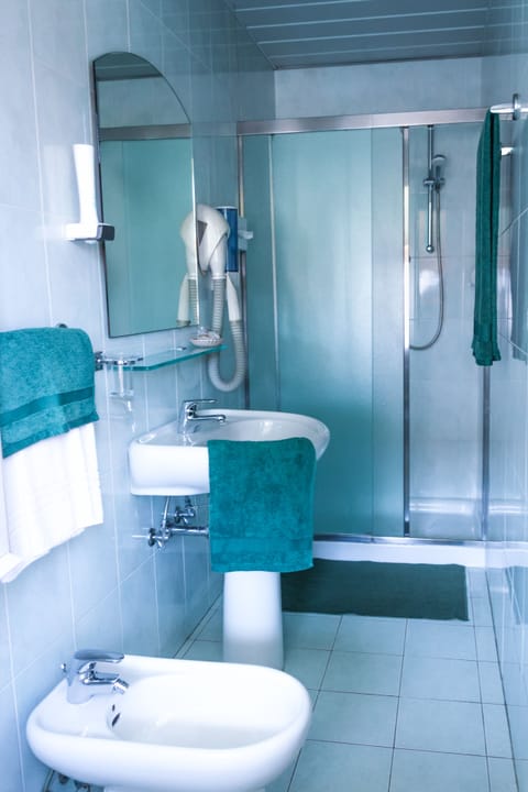 Triple Room | Bathroom | Shower, free toiletries, hair dryer, bathrobes