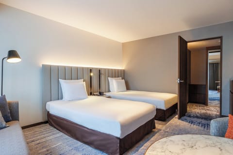 Standard Room, 2 Twin Beds, Business Lounge Access (High Floor) | Premium bedding, down comforters, in-room safe, desk