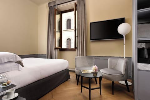 Suite | Premium bedding, down comforters, pillowtop beds, minibar