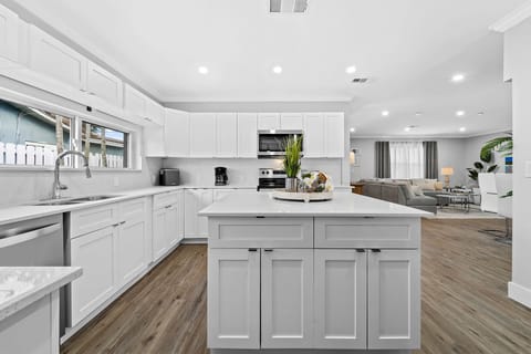 House (5 Bedrooms) | Interior