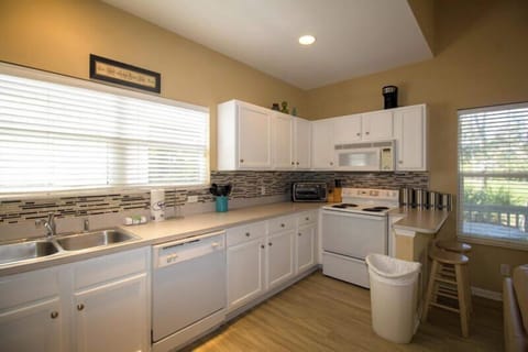 Cottage, Multiple Beds, Patio, Golf View | Private kitchen | Fridge, microwave, oven, stovetop