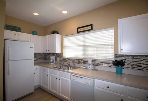 Cottage, Multiple Beds, Patio, Golf View | Private kitchen | Fridge, microwave, oven, stovetop