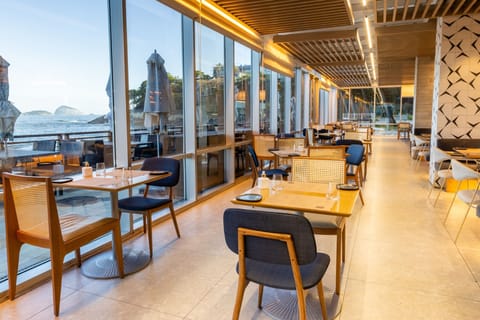 5 restaurants, breakfast, dinner, brunch served; Italian cuisine