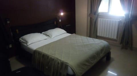 Double Room | Premium bedding, desk, iron/ironing board, free cribs/infant beds