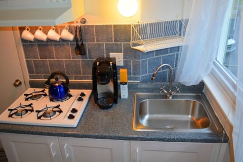 Business Studio | Private kitchenette | Full-size fridge, microwave, stovetop, coffee/tea maker