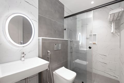 Premium Double Room | Bathroom | Rainfall showerhead, free toiletries, hair dryer, towels