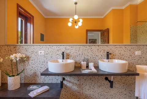 Deluxe Suite, Garden View | Bathroom | Shower, rainfall showerhead, hair dryer, slippers