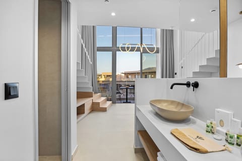 Horizon Maisonette Pool View | Bathroom | Shower, eco-friendly toiletries, hair dryer, bathrobes