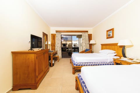 Deluxe Double or Twin Room, Garden View | In-room safe, desk