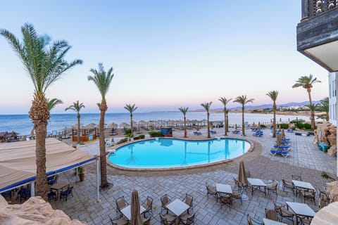 5 outdoor pools, pool umbrellas, sun loungers