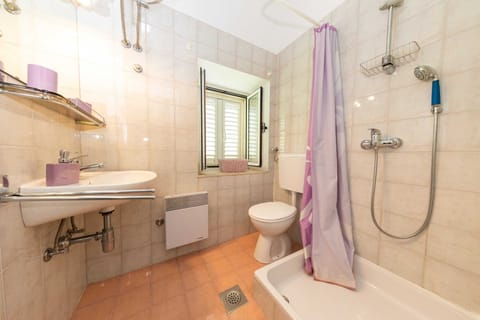 Apartment (Apartments Villa Mare - Superior Two ) | Bathroom | Shower, towels