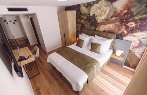 Comfort Double Room | In-room safe, free WiFi, bed sheets