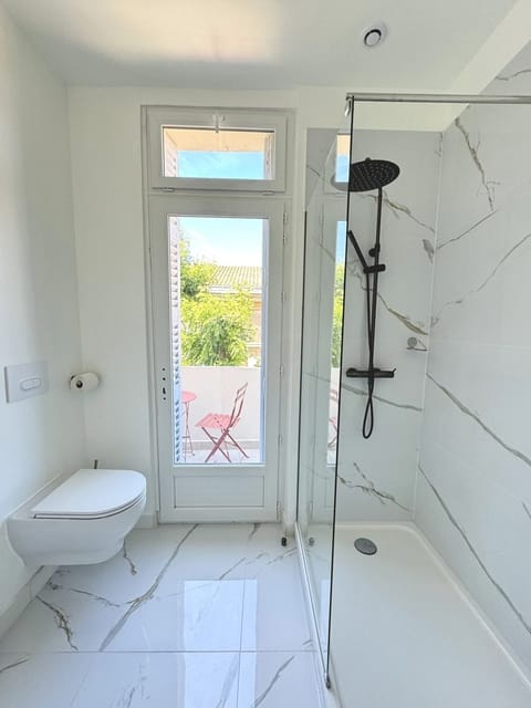 Classic Double Room, Ensuite (Double avec balcon) | Bathroom | Shower, hair dryer, towels