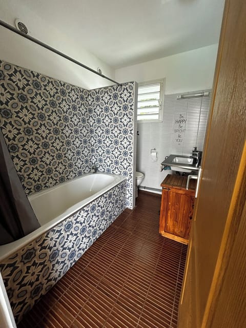 Basic Double Room | Bathroom | Towels, soap, shampoo, toilet paper