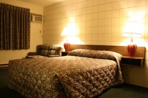 Room, 1 Queen Bed, Refrigerator & Microwave, Mountain View | Desk, blackout drapes, free WiFi, bed sheets