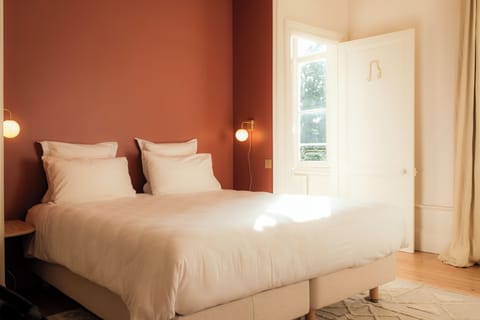 Desk, laptop workspace, blackout drapes, free WiFi