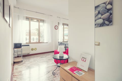 Apartment | Living area | Flat-screen TV