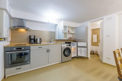 Elite Apartment | Private kitchen | Full-size fridge, microwave, oven, stovetop