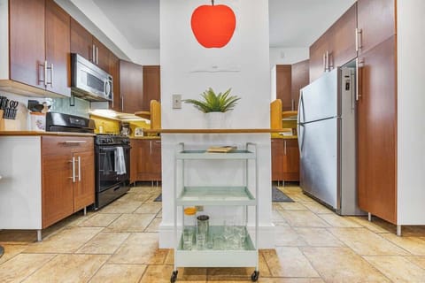 A bright, well-equipped kitchen ready for all your cooking adventures 🍳🍴. Plenty of counter space and storage make meal prep easy and enjoyable!