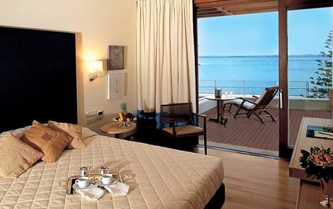 Executive Room, Sea View | Minibar, in-room safe, soundproofing, iron/ironing board