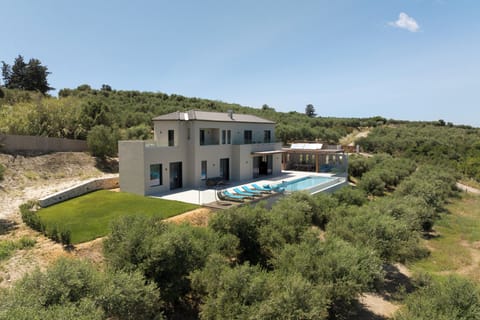 An overview of the outdoor 2.800m2 settings of Blue Zone Villa.