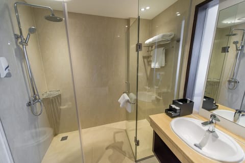 Deluxe Double or Twin Room, Garden View, Lakeside | Bathroom | Separate tub and shower, free toiletries, hair dryer, bathrobes