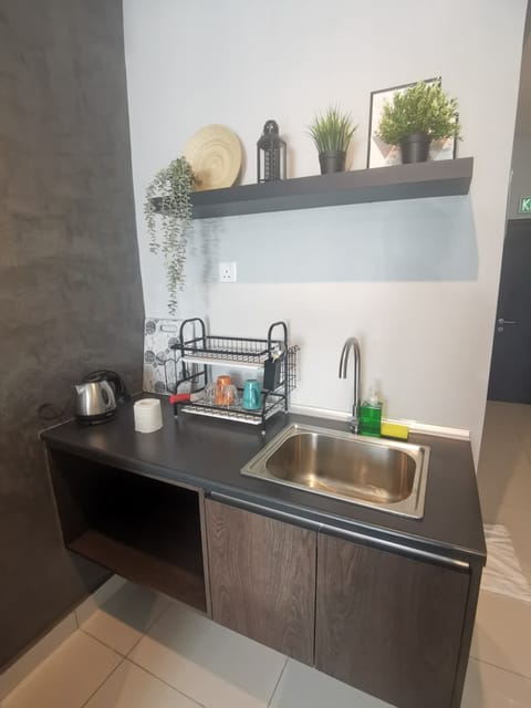 Design Studio | Private kitchenette | Fridge, electric kettle