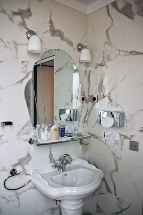 Suite bien-être Victoria | Bathroom | Shower, free toiletries, towels, soap