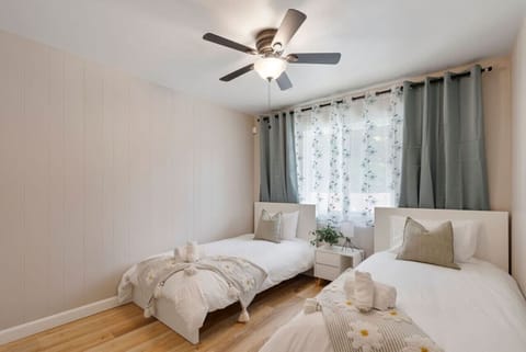 2 Twin Beds - fits 2 people