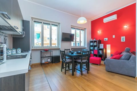 Apartment | Living area | 35-inch TV with digital channels