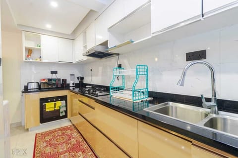 Deluxe Apartment | Private kitchen | Fridge, microwave, cookware/dishes/utensils, dining tables