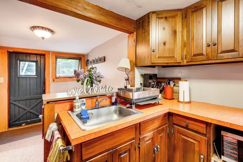 Cottage (3 Bedrooms) | Private kitchen | Microwave, oven, stovetop, cookware/dishes/utensils