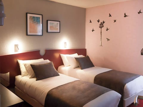 Twin Room | Premium bedding, in-room safe, desk, laptop workspace