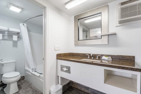 Superior Room | Bathroom | Jetted tub, free toiletries, towels, soap