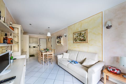 Apartment | Living area | 35-inch TV with digital channels