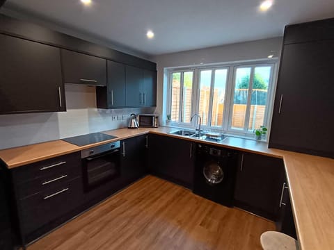 House | Private kitchen | Fridge, microwave, oven, stovetop