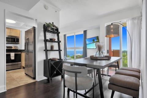 Comfort Condo, 2 Bedrooms, Balcony, Ocean View | Dining room