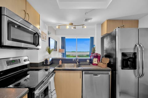 Comfort Condo, 2 Bedrooms, Balcony, Ocean View | Private kitchen