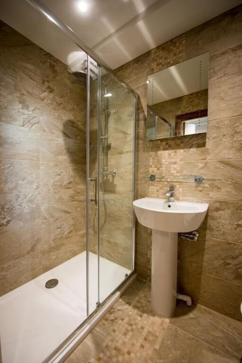 Classic Double Room | Bathroom