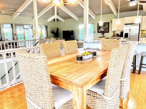 Dine with your whole family with seating for 6 at the dinner table and for 7 at the peninsula & island