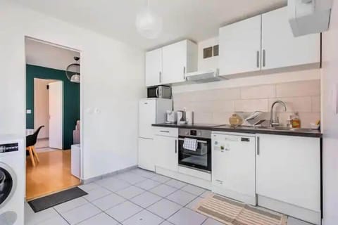 Deluxe Apartment | Private kitchen | Fridge, microwave, oven, stovetop
