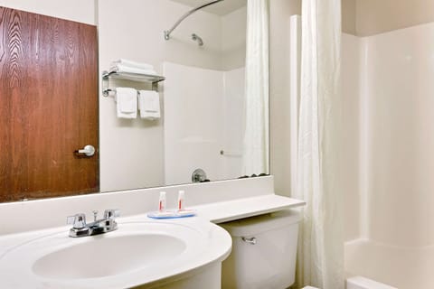 Combined shower/tub, hair dryer, towels