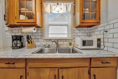 Kitchen: Modern kitchen perfect for your home-cooked meals!